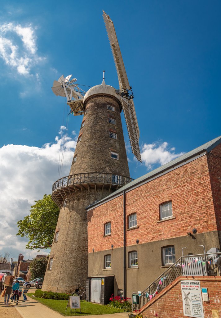 Вершина эволюции:Moulton Windmill — девятиярусная шатровая мельница высотой 30 метров в графстве Линкольншир. Фото: Geoff Marston, commons.wikimedia.org
